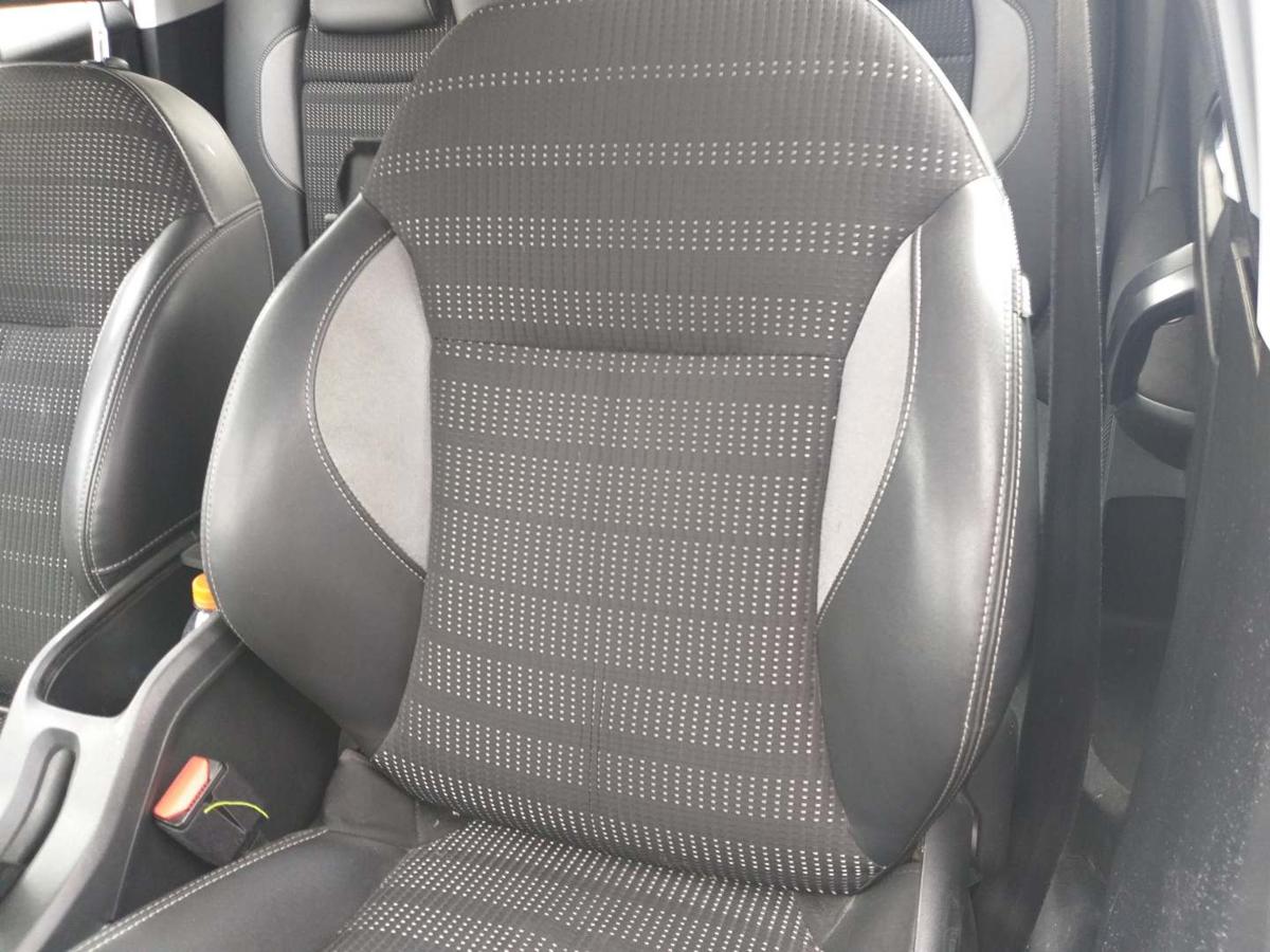 Peugeot 2008 original Sitz vorn links Fahrersitz Teilleder Schwarz manuell verstellbar beheizt Bj.2014